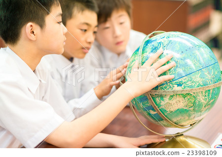 Male junior high school student 23398109