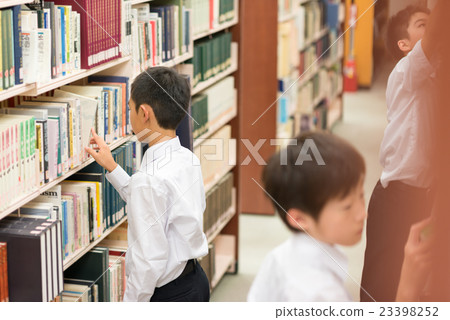 Male junior high school student 23398252
