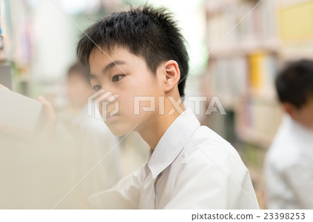 Male junior high school student 23398253