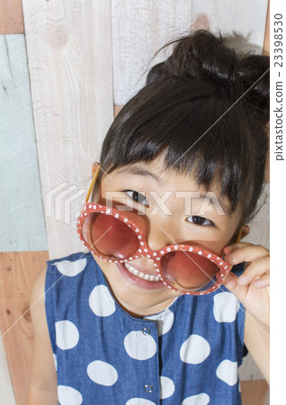 拿著照相機的孩子 23398530