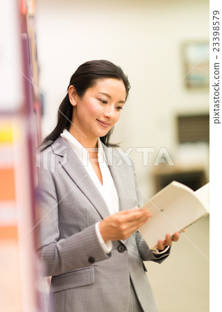 圖書館，圖書管理員 23398579
