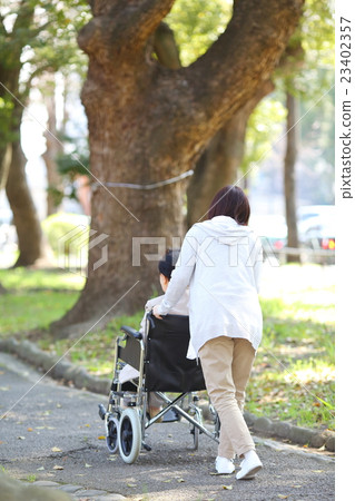 高級女性輪椅步行 23402357