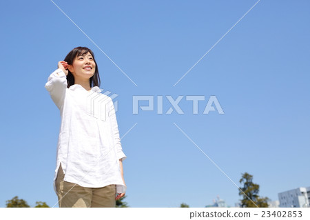 中間女性天空 23402853