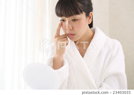 Middle injured my eyes with contacts Middle injured my eyes with contacts 23403035
