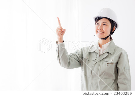 工作服女人，頭盔，指點確認 23403299