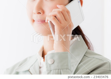 女性穿著工作服，手機，積極 23403476
