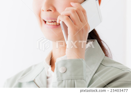 女性穿著工作服，手機，積極 23403477