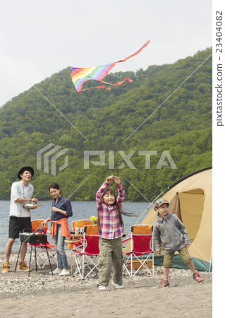 孩子們在露營地玩 23404082