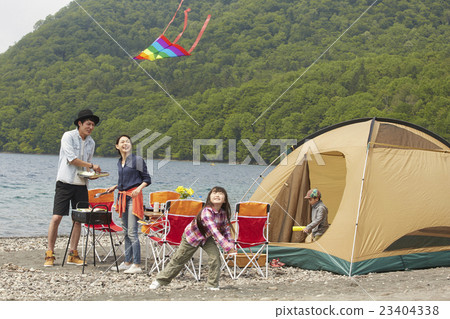 孩子們在露營地玩 23404338