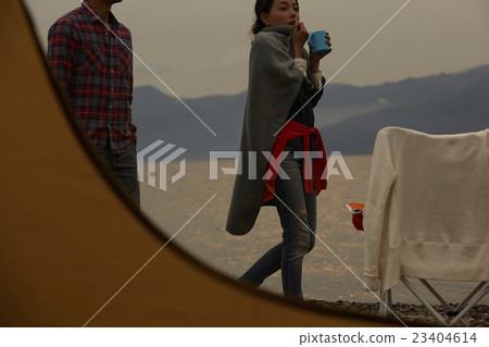 Couple camp 23404614