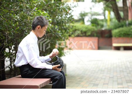Junior high school student watching the ball 23407807