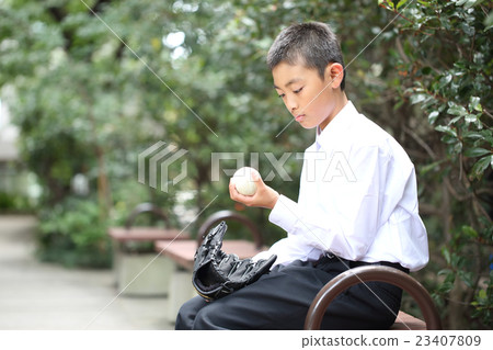 Junior high school student watching the ball Junior high school student watching the ball 23407809