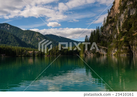 Amazing view of Lago di Braies with mountain 23410161