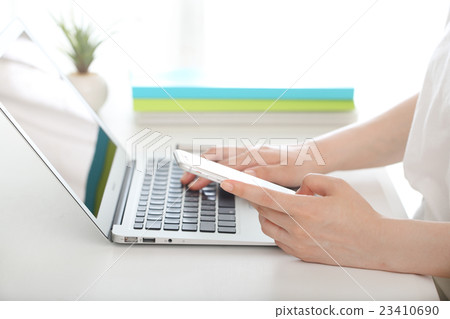 與智能手機和計算機一起使用的女商人 23410690