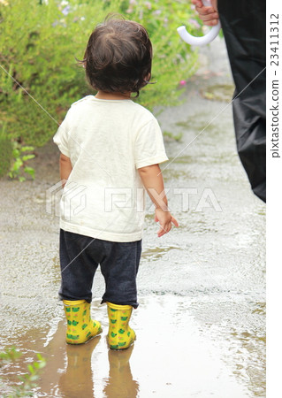 嬰兒1個半陰雨天 嬰兒1個半陰雨天 23411312