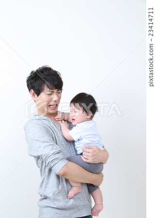 爸爸抱著一個孩子 爸爸抱著一個孩子 23414711