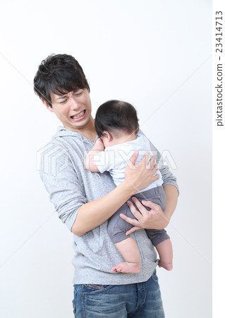 爸爸抱著一個孩子 爸爸抱著一個孩子 23414713