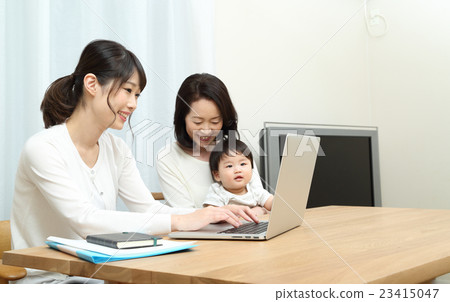 工作的母親和祖母和嬰兒 工作的母親和祖母和嬰兒 23415047