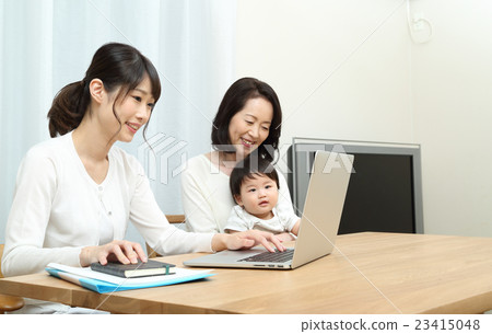 工作的母親和祖母和嬰兒 工作的母親和祖母和嬰兒 23415048