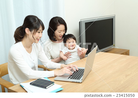 工作的母親和祖母和嬰兒 工作的母親和祖母和嬰兒 23415050