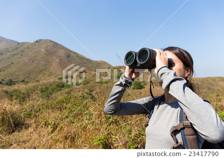 Woman use of the binocular 23417790