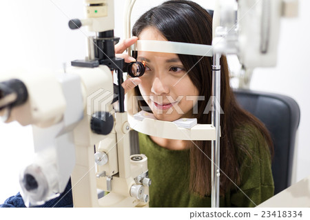 Woman doing examination of eyes 23418334