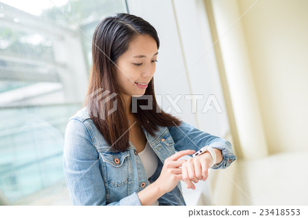 Woman use of smart watch 23418553