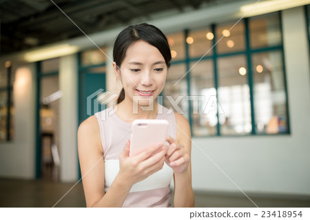 Woman use of cellphone 23418954