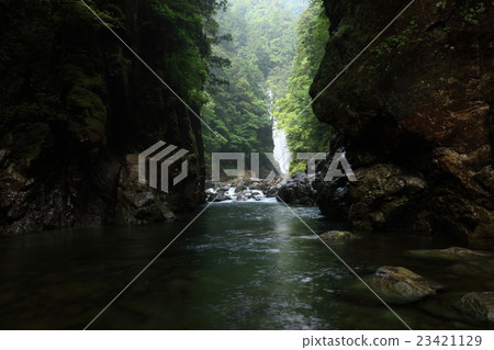 Shishi Fuchibu Nigo Niko Falls in Osugitani 23421129