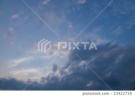 傍晚的天空和雲彩在7月中旬日落3：2 23422739