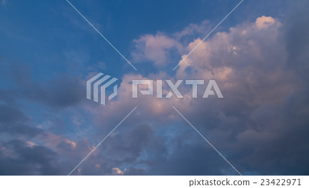 傍晚的天空和雲彩在7月中旬日落在晚上16：9 23422971