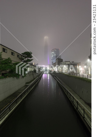 Tokyo Sky Tree (Ya) extending in the rain cloud of the rainy season 23423131