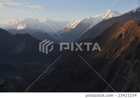 從巴基斯坦的Hunza Duikel黎明和喀喇崑崙公路看到的美麗的山脈繼續在頂部的Hoonza 23423254