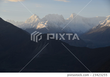從巴基斯坦的Hunza Duikel黎明和喀喇崑崙公路看到的美麗的山脈繼續在頂部的Hoonza 23423255