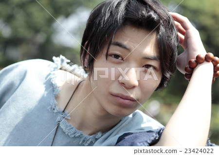 看著一個年輕人 看著一個年輕人 23424022