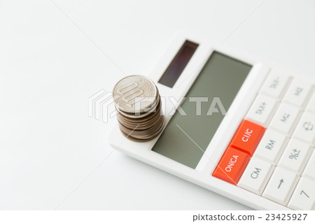 硬幣和計算器白背 硬幣和計算器白背 23425927