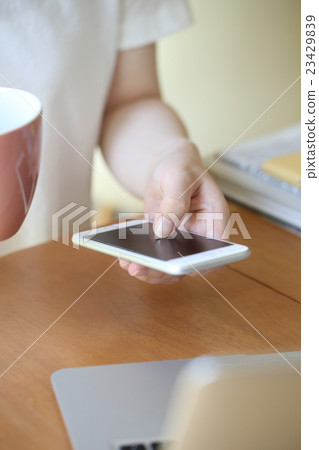 Business woman watching smaho 23429839