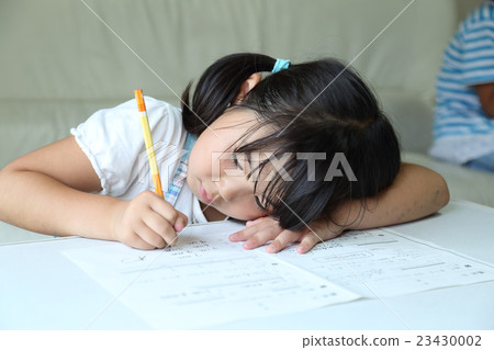 做家庭作業的小學學生 做家庭作業的小學學生 23430002