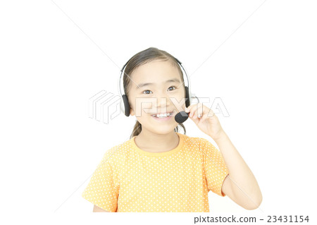 女孩與耳機交談 23431154