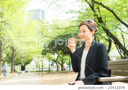 喝咖啡休息的女人（業務） 23432076