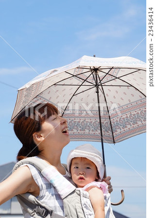 仰望夏天的天空和擁抱的孩子的母親 仰望夏天的天空和擁抱的孩子的母親 23436414