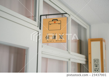 school infirmary, school nurse's room, school 23437001