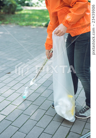 Picking up rubbish 23439986