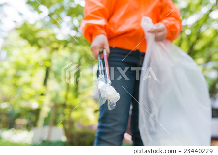 Picking up rubbish Picking up rubbish 23440229