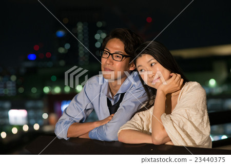 夫婦夜陽台圖像 23440375