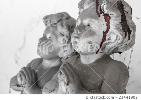 Bloody child statue Bloody child statue 23441902