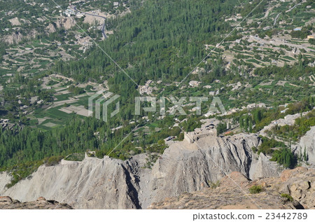 巴基斯坦罕薩的鳥瞰圖巴爾蒂特堡和卡利馬巴德從後面拍攝的照片 巴基斯坦罕薩的鳥瞰圖巴爾蒂特堡和卡利馬巴德從後面拍攝的照片 23442789