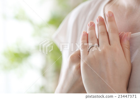 A woman wearing a wedding ring 23447371