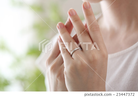 戴著婚戒的女人 23447372