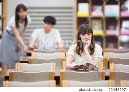 在圖書館學習 在圖書館學習 23448597